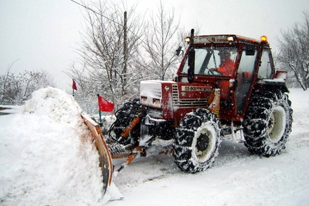 Maltempo, gli agricoltori aiutano a spalare la neve - Immagine